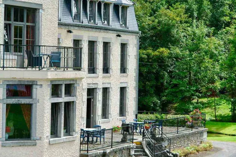 Castle in the Ardennes, between two rivers, welcoming up to 20 people by the water