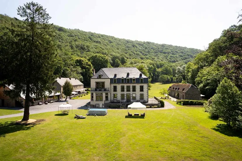 Castle in the Ardennes, between two rivers, welcoming up to 20 people by the water