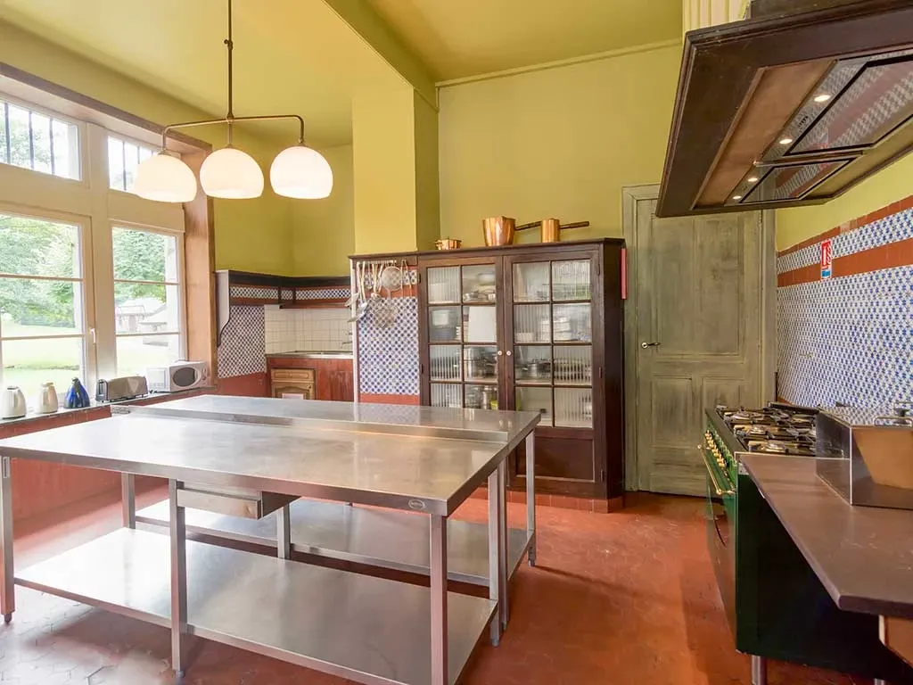 Château dans les Ardennes, entre deux rivières, accueillant jusqu’à 20 personnes au bord de l’eau