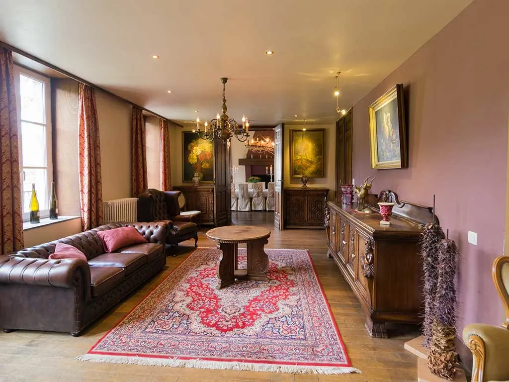 Château dans les Ardennes, entre deux rivières, accueillant jusqu’à 20 personnes au bord de l’eau