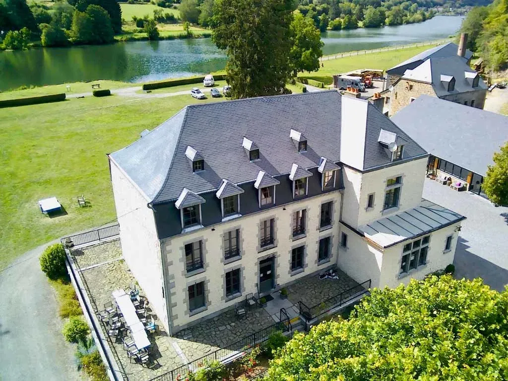 Château dans les Ardennes, entre deux rivières, accueillant jusqu’à 20 personnes au bord de l’eau