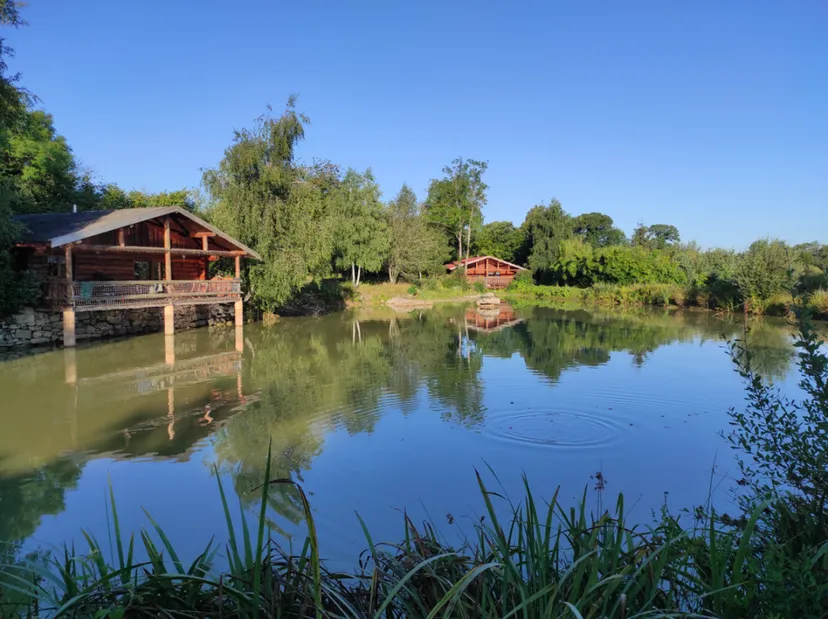 Chalet en bois au bord de l’eau en Nouvelle-Aquitaine – séjour nature pour 4 personnes