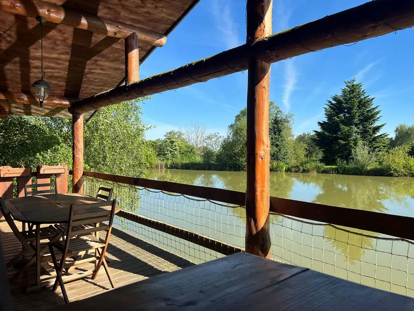 Chalet en bois au bord de l’eau en Nouvelle-Aquitaine – séjour nature pour 4 personnes