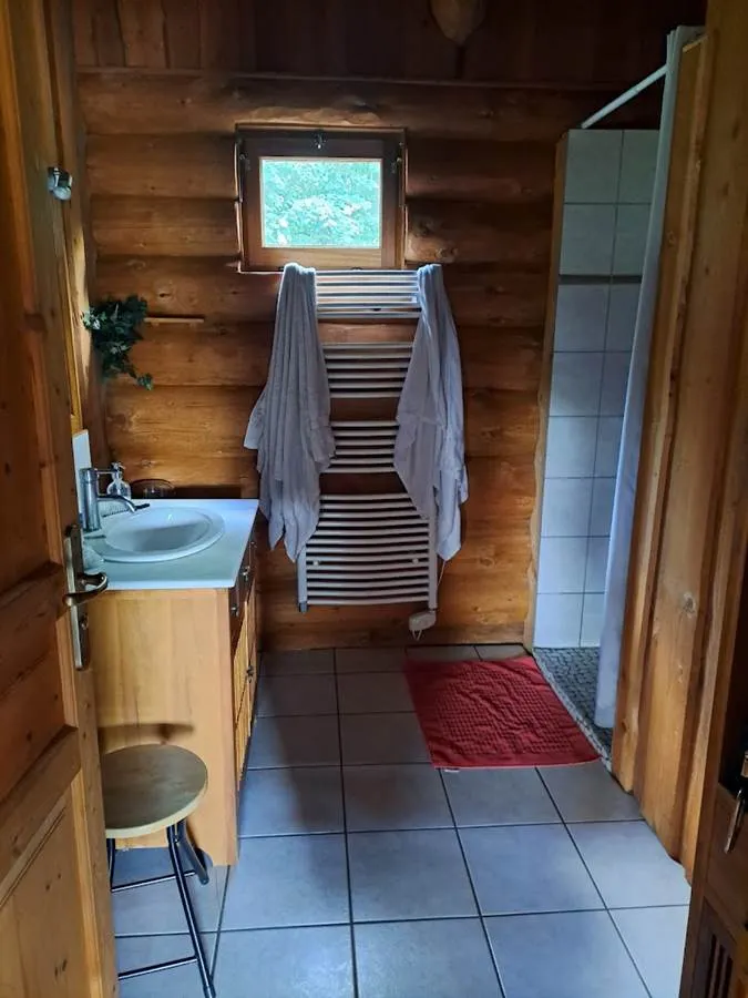 Chalet en bois au bord de l’eau en Nouvelle-Aquitaine – séjour nature pour 4 personnes