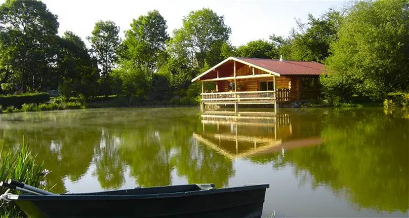 Chalet en bois au bord de l’eau en Nouvelle-Aquitaine – séjour nature pour 4 personnes