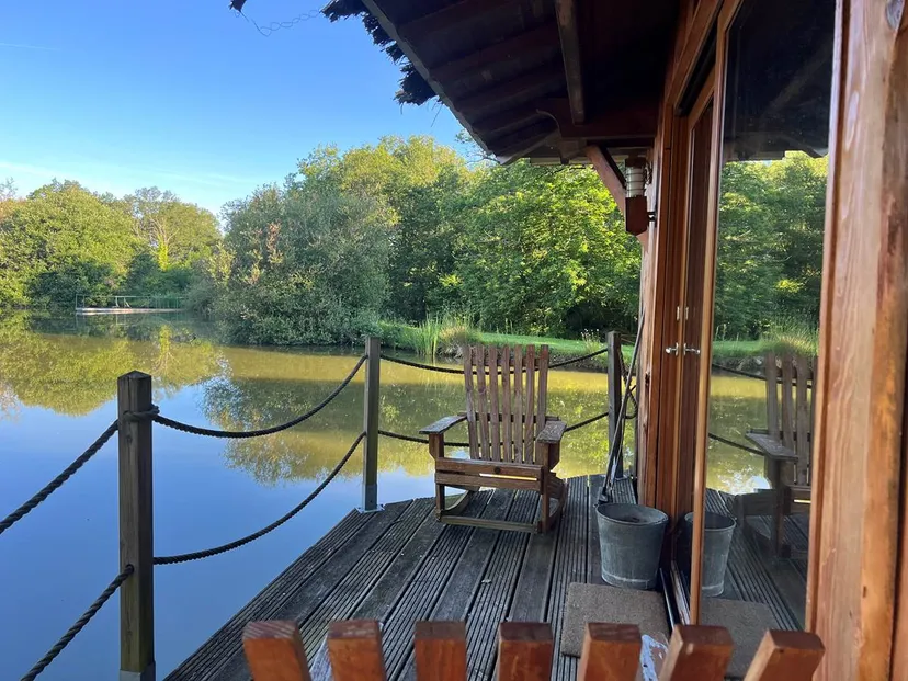 Séjour romantique sur l’eau en Creuse – Cabane sur pilotis pour 2 personnes