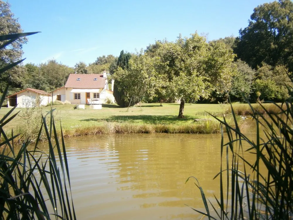Gîte nature de 6 à 8 personnes avec étang privé en Bourgogne – Morvan
