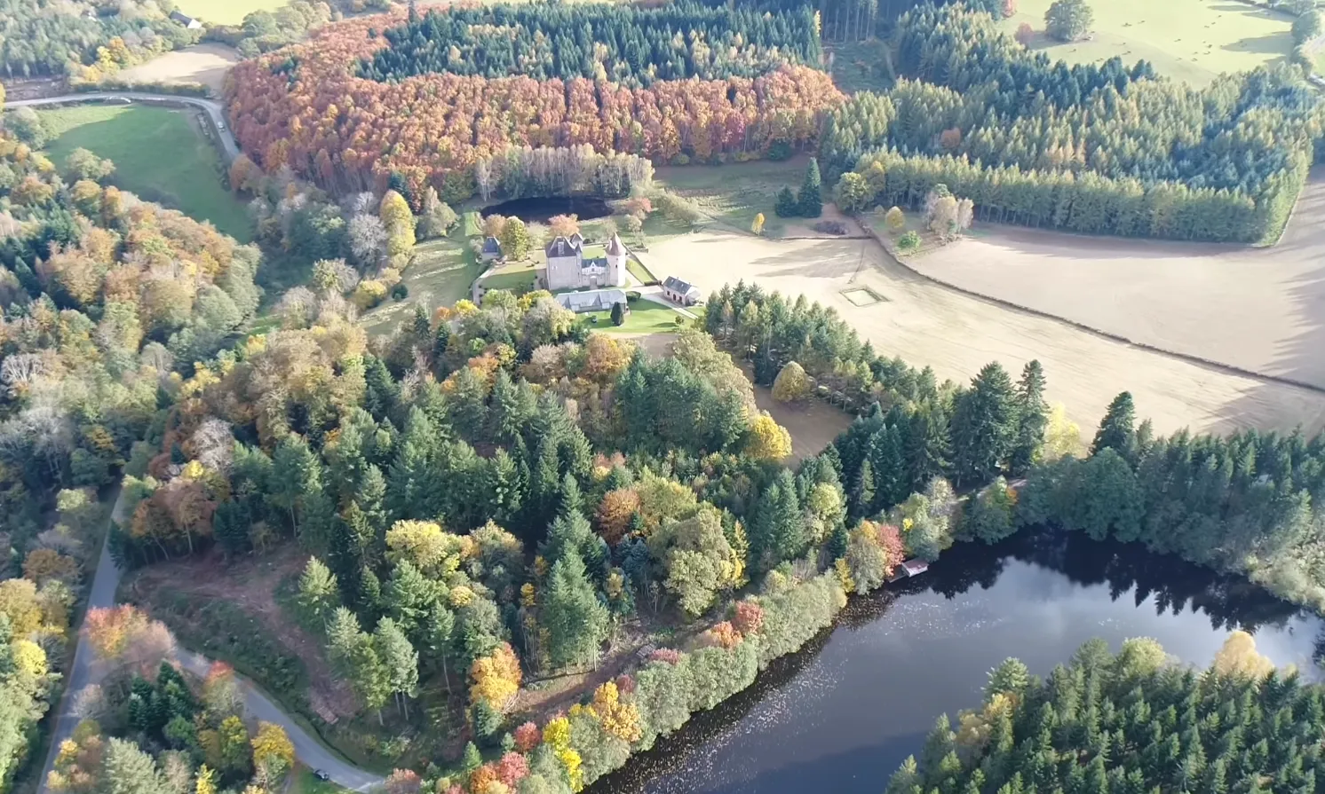 Location étang de château avec accès à un plan d’eau de 8ha et un de 1ha de 2 à 6 personnes