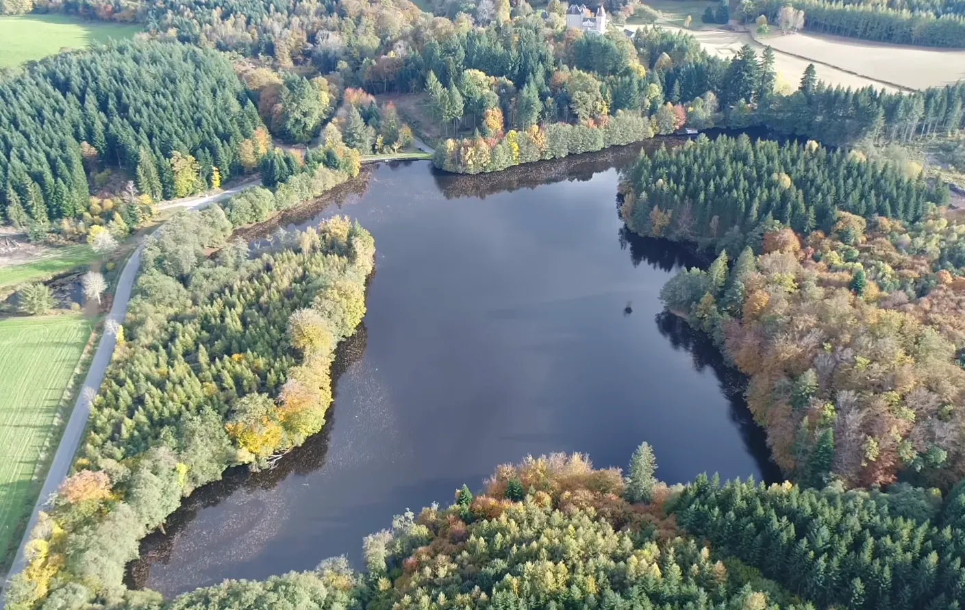Location étang de château avec accès à un plan d’eau de 8ha et un de 1ha de 2 à 6 personnes