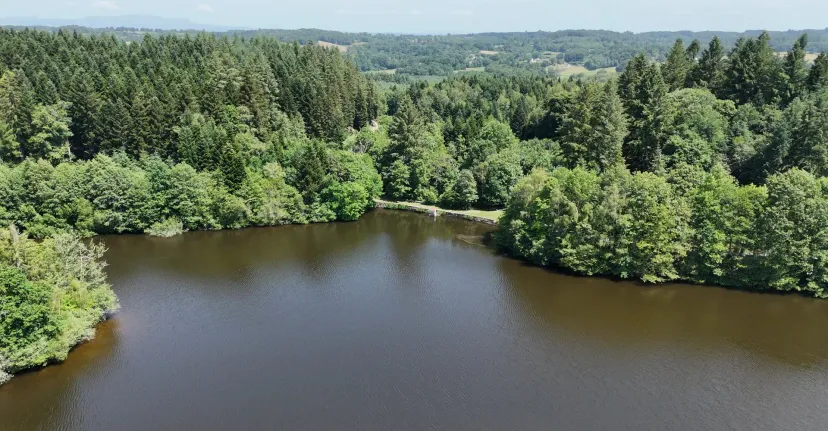 Rental pond with access to a water body of 19.77 ac and a 2.47 ac for 2 to 6 persons