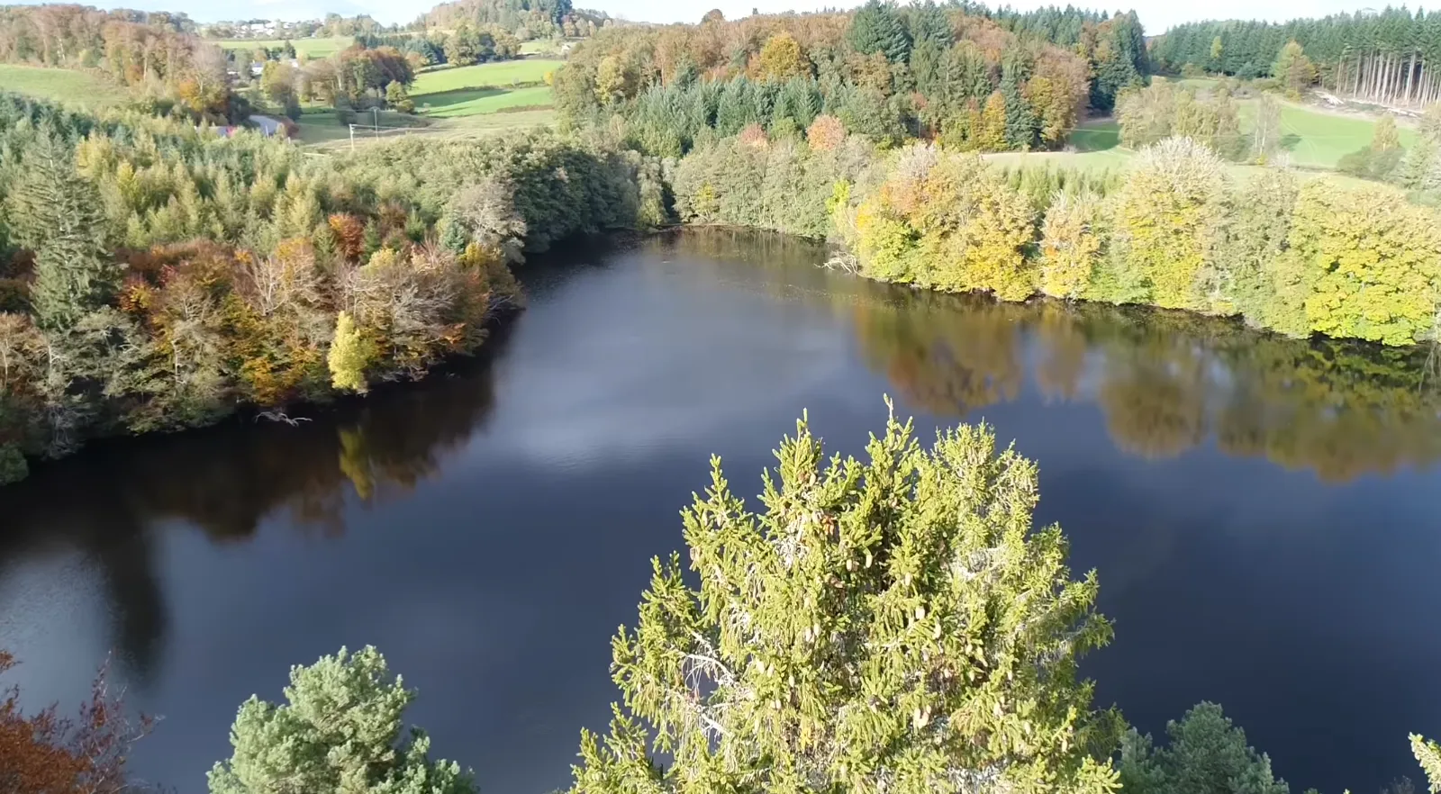 Location étang de château avec accès à un plan d’eau de 8ha et un de 1ha de 2 à 6 personnes