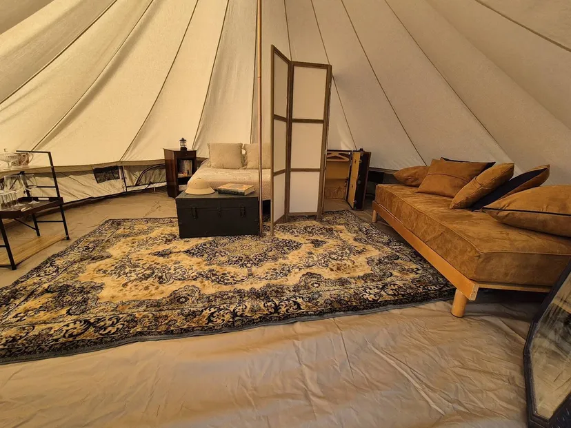 Tente glamping entre lac et montagnes