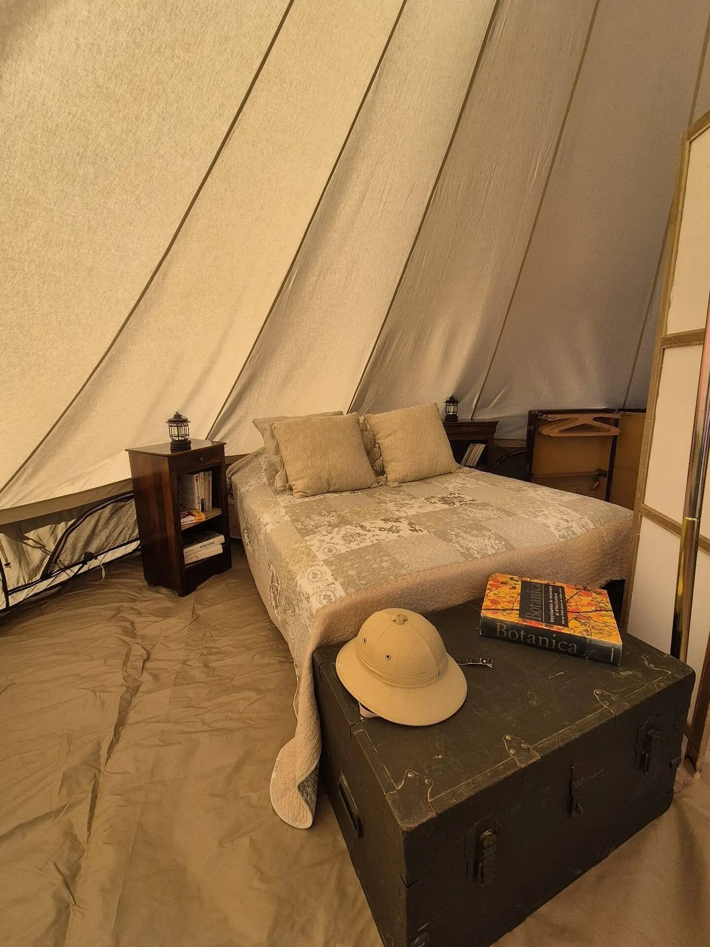 Tente glamping entre lac et montagnes