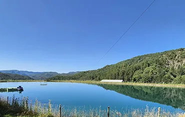Tente glamping entre lac et montagnes