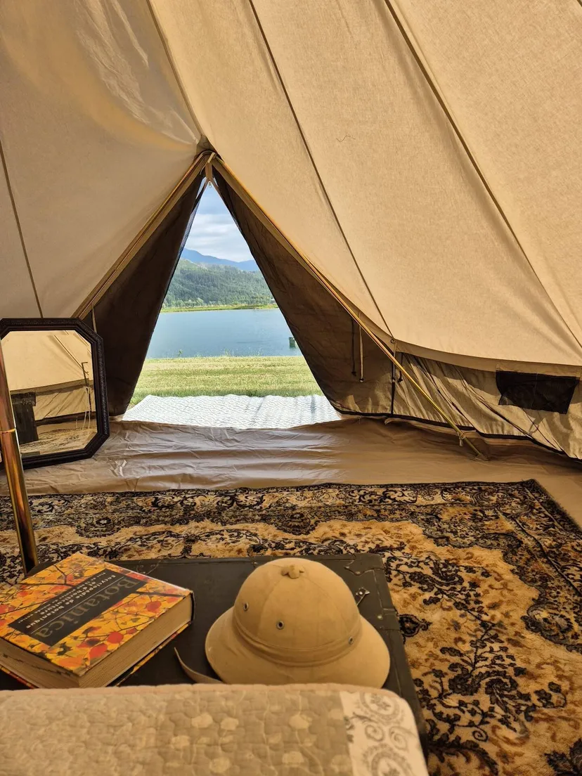 Tente glamping entre lac et montagnes