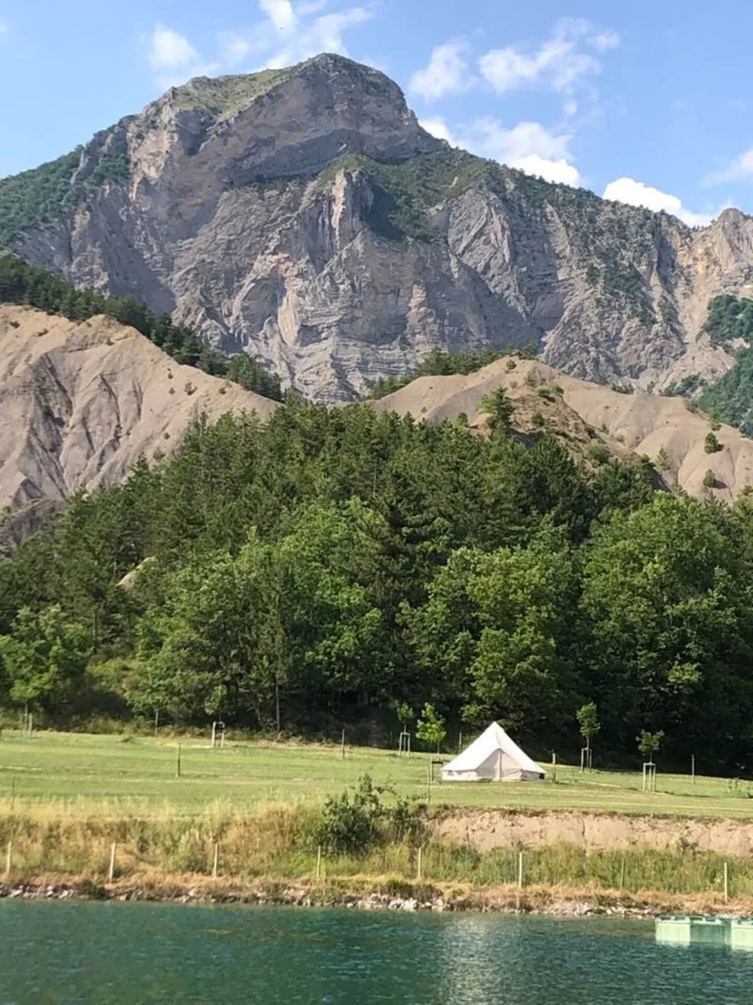 Tente glamping entre lac et montagnes