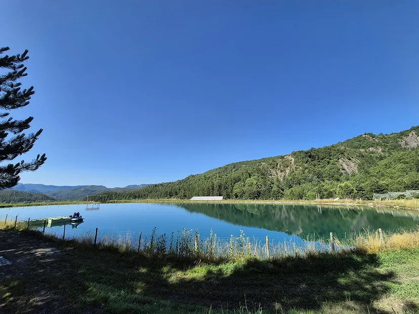 Tente glamping entre lac et montagnes