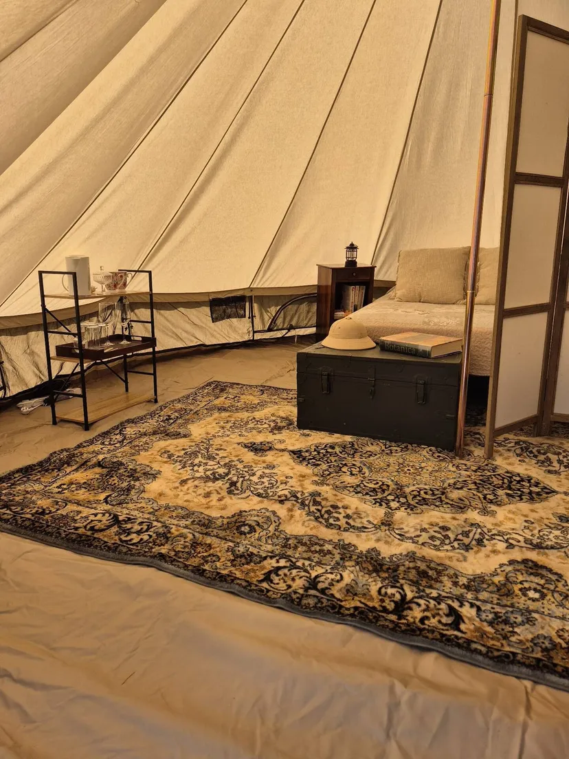 Tente glamping entre lac et montagnes
