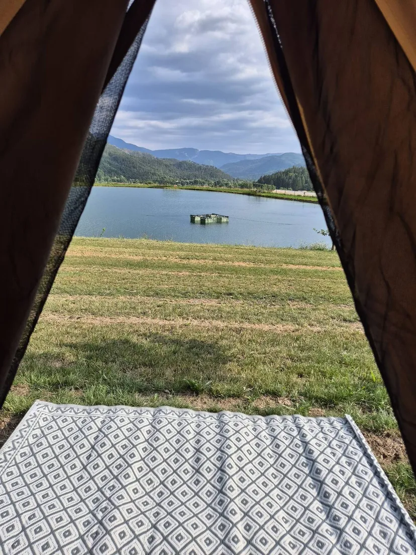 Tente glamping entre lac et montagnes