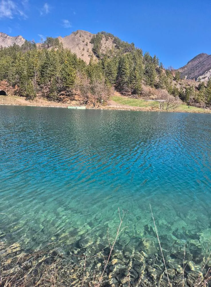 Tente glamping entre lac et montagnes