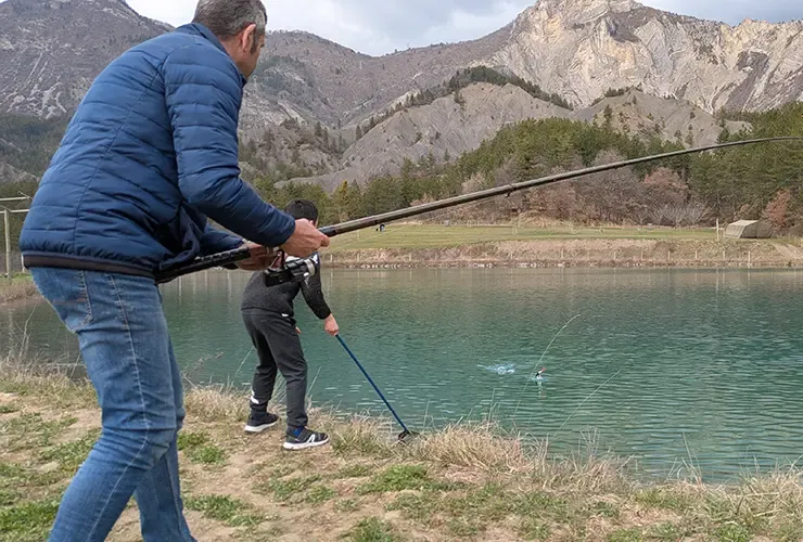 Tente glamping entre lac et montagnes