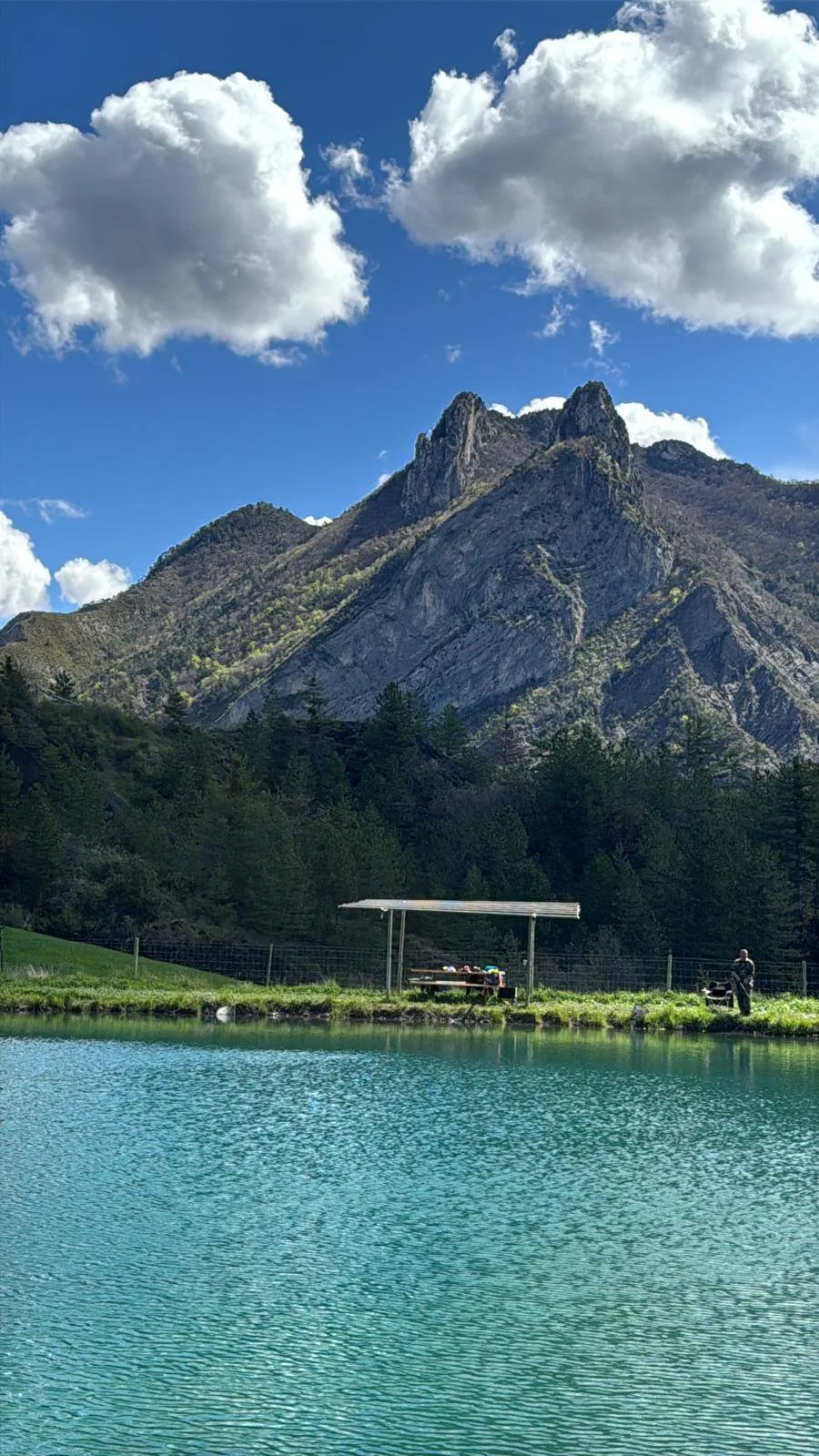 Tente glamping entre lac et montagnes