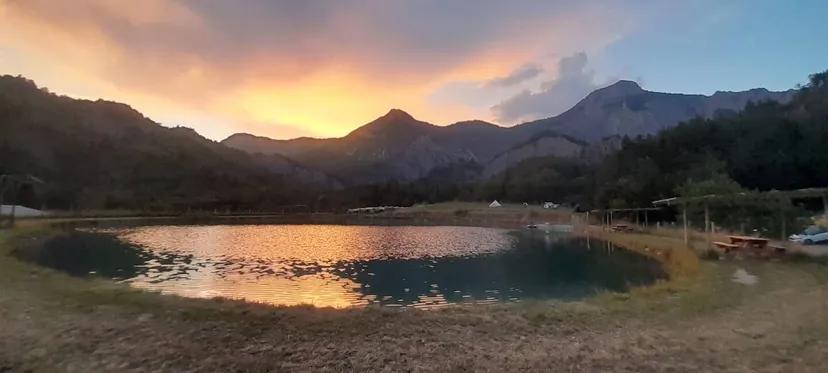 Tente glamping entre lac et montagnes