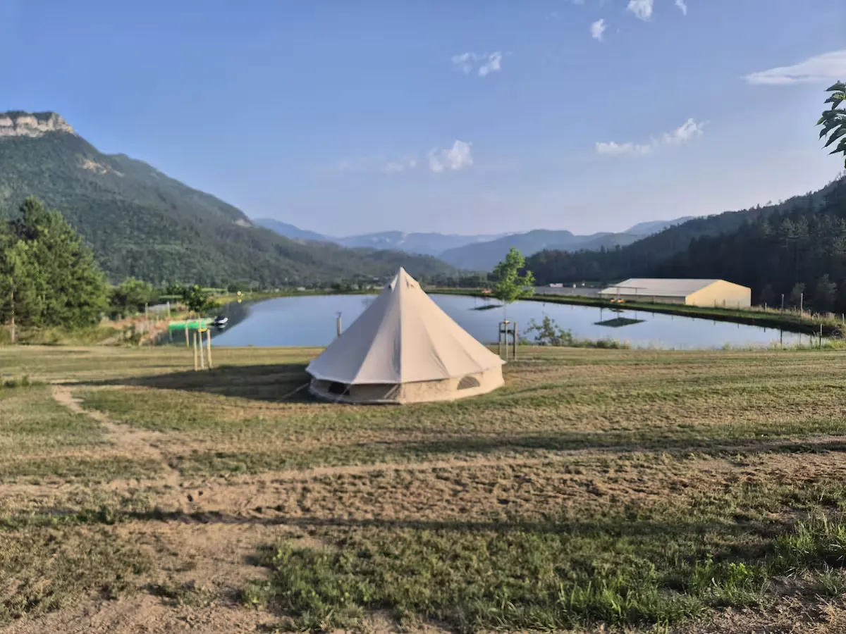 Tente glamping entre lac et montagnes
