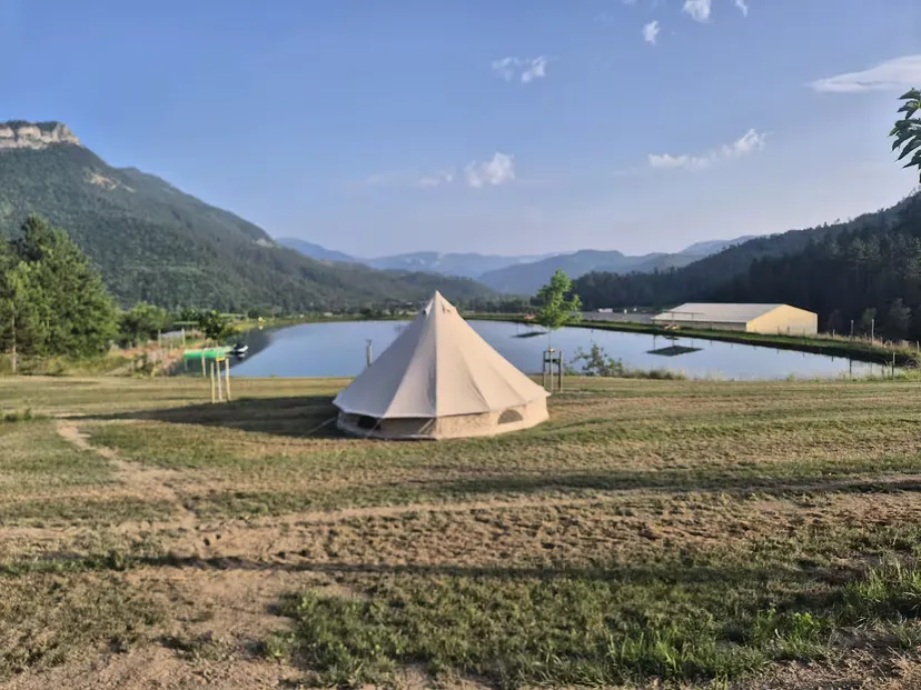 Tente glamping entre lac et montagnes