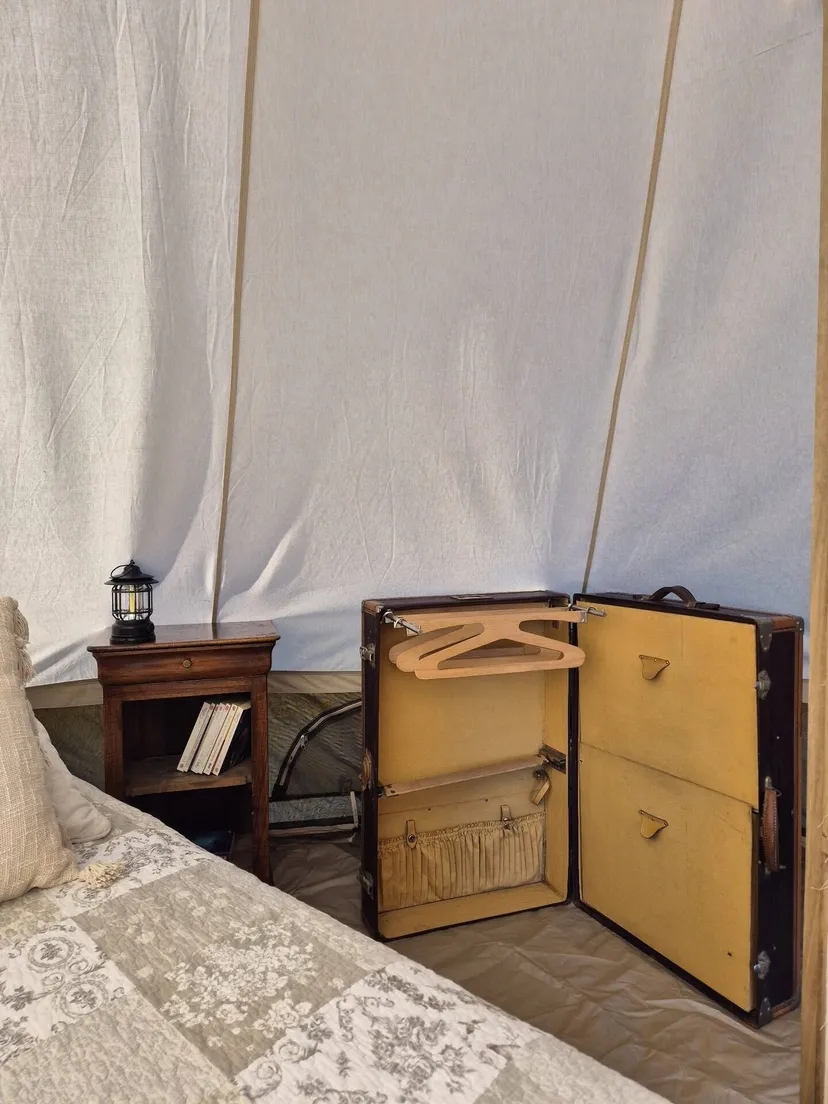 Tente glamping entre lac et montagnes