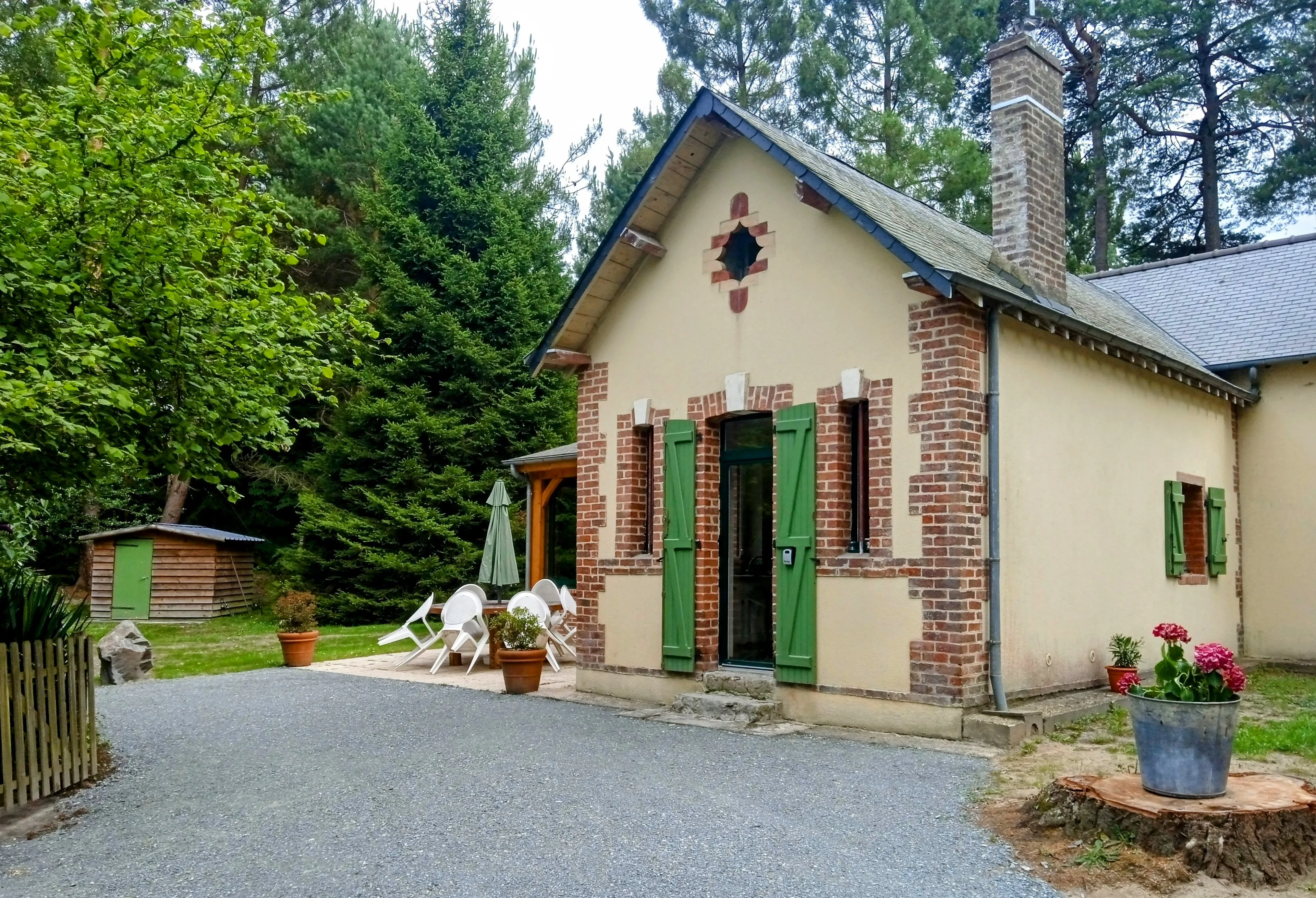 Comfortable house with private pond on forest edge