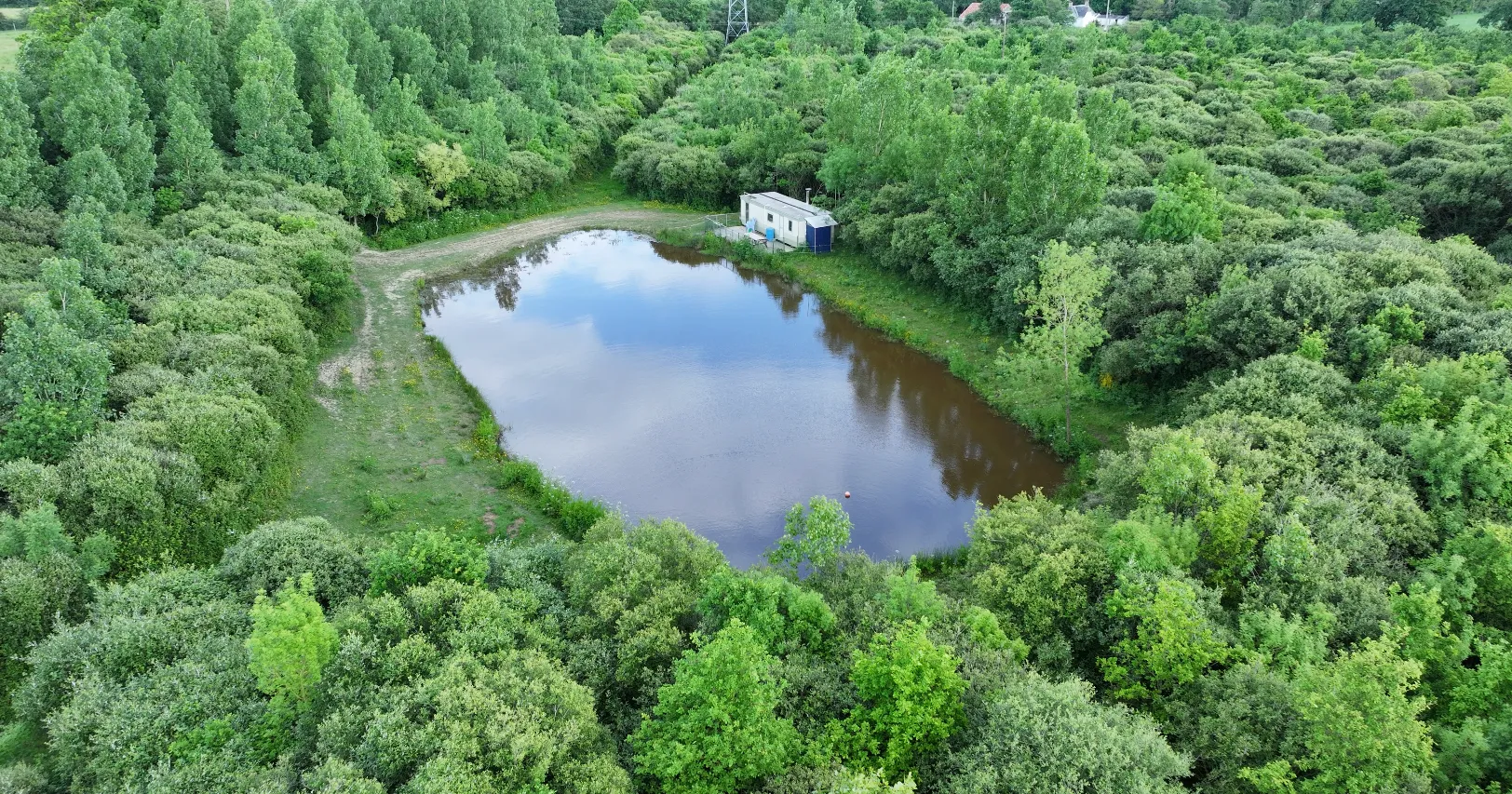 Mobil home en pleine nature avec étang privé et animaux sur la propriété