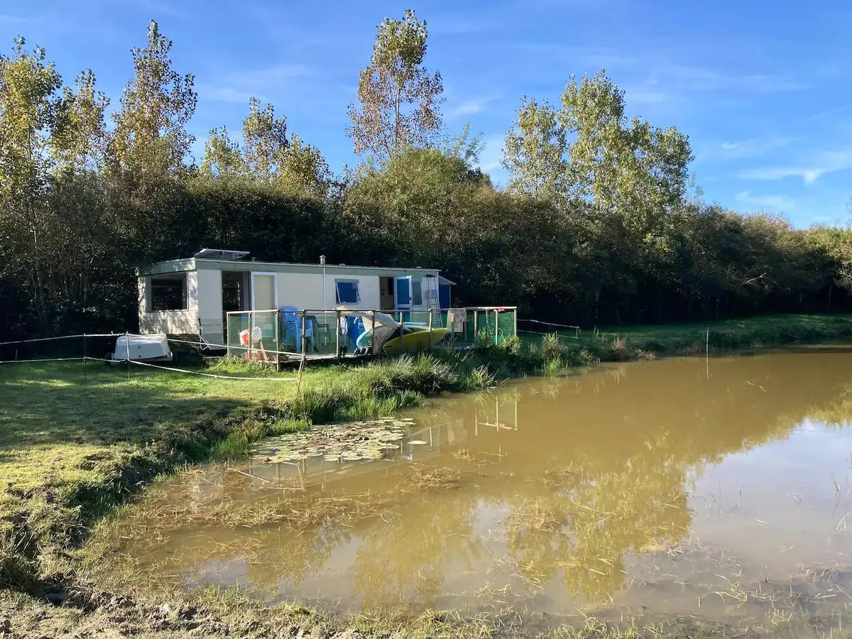 Mobil home en pleine nature avec étang privé et animaux sur la propriété