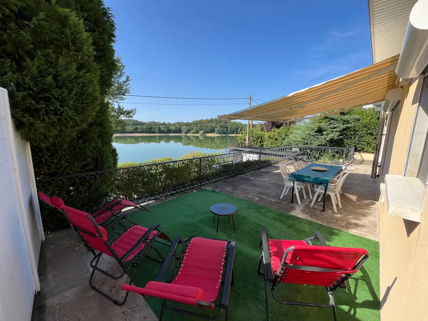 Maison avec vue panoramique sur le lac et son terrain de pétanque