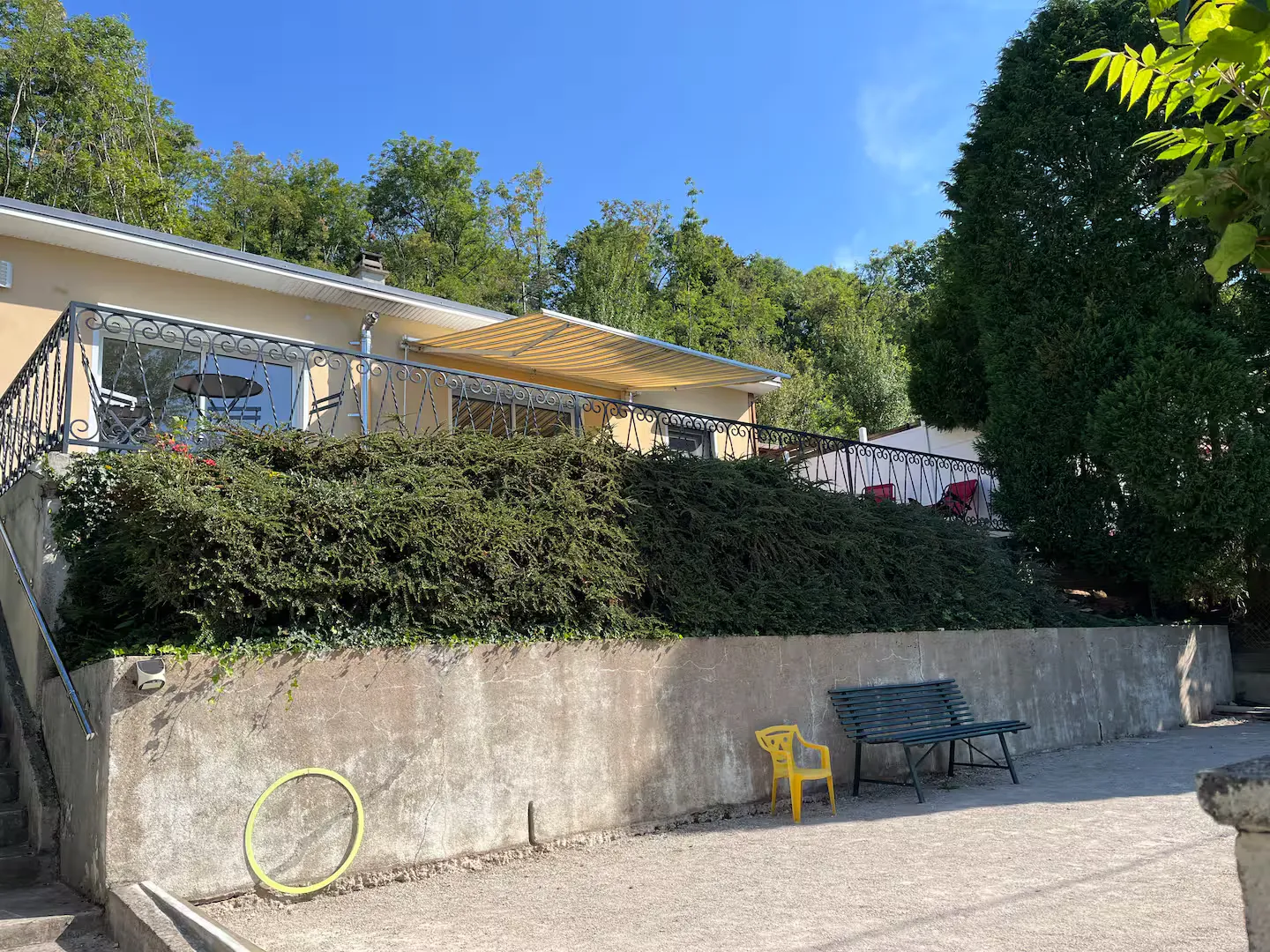 Maison avec vue panoramique sur le lac et son terrain de pétanque