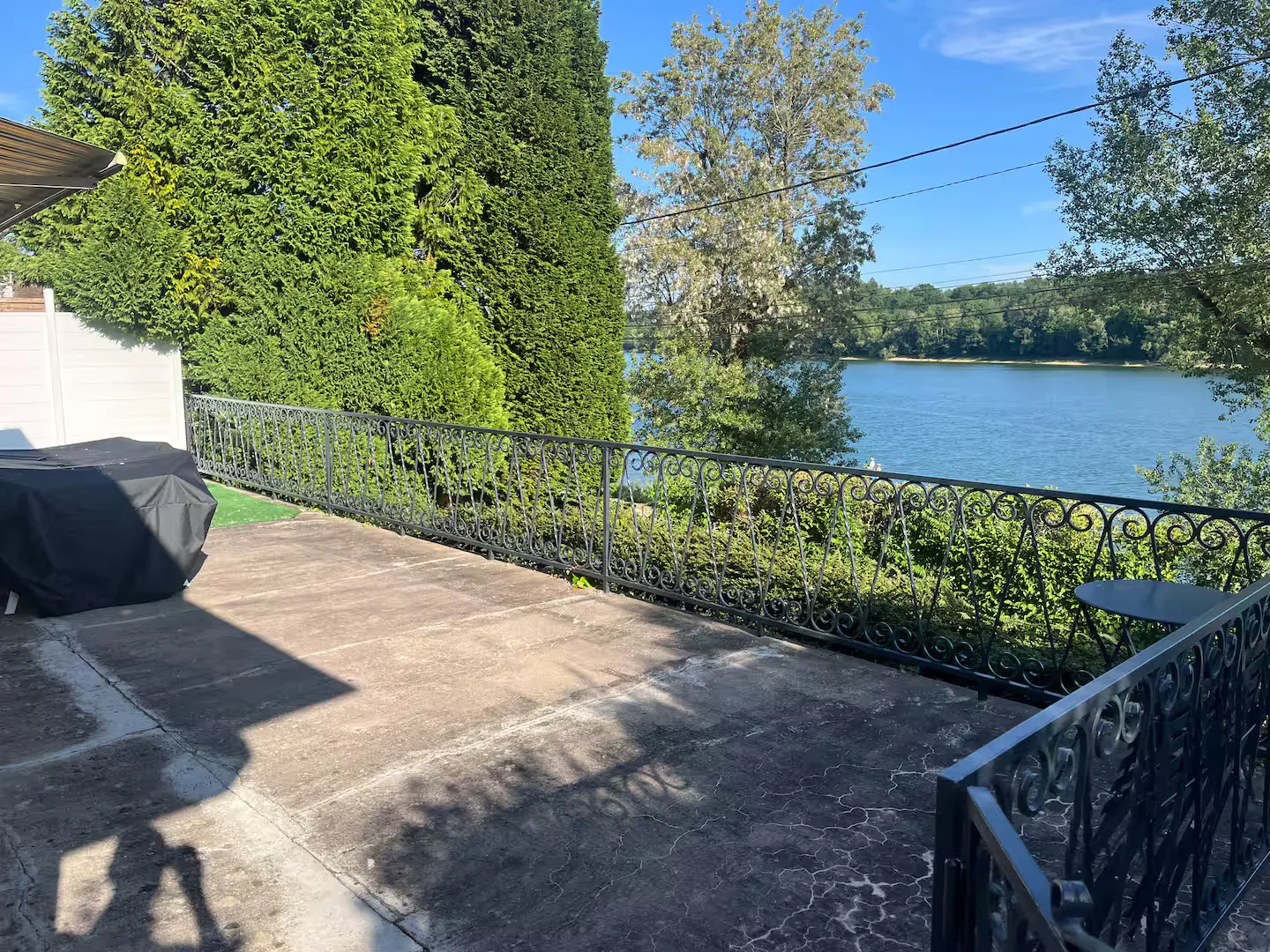 Maison avec vue panoramique sur le lac et son terrain de pétanque