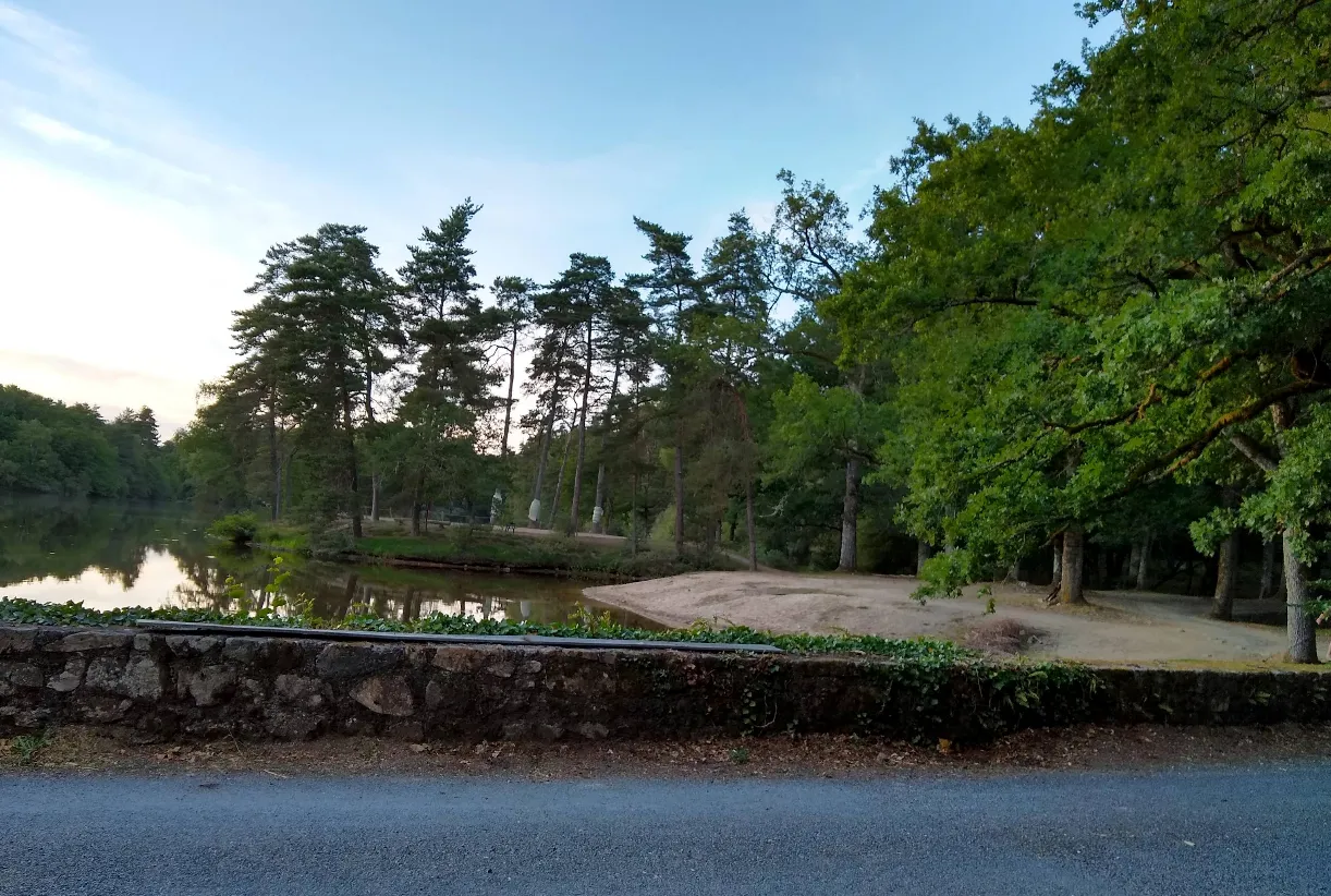 Grand étang de 12 ha en exclusivité – pêche sportive et séjour nature