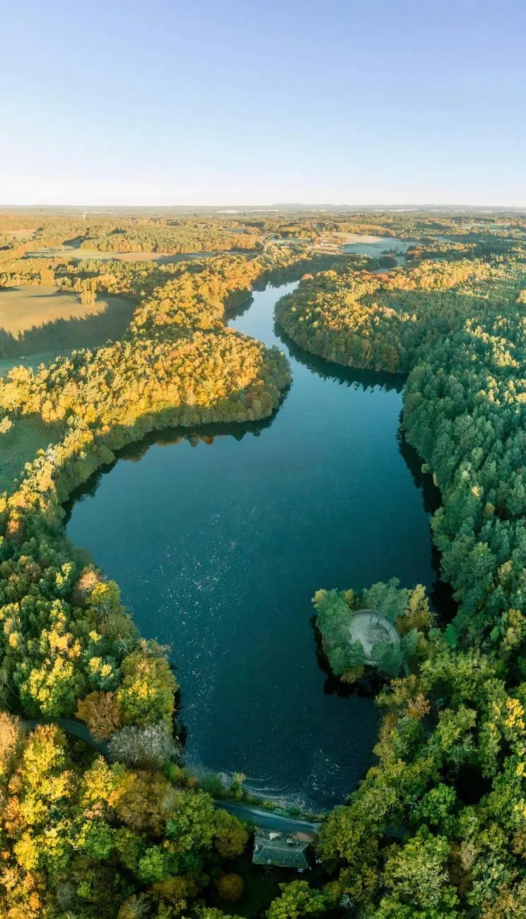 Grand étang de 12 ha en exclusivité – pêche sportive et séjour nature