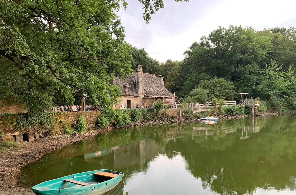 Grand étang de 12 ha en exclusivité – pêche sportive et séjour nature