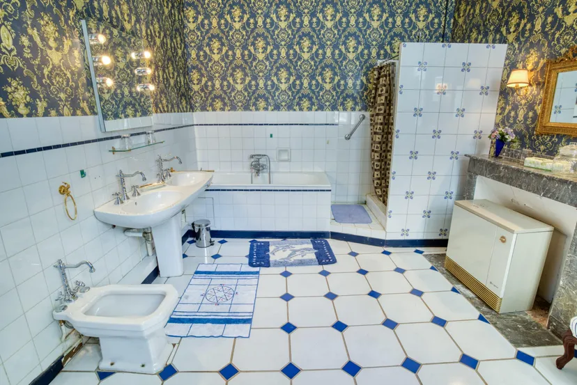 Room for 2 in a castle with private lake of 12.36 ac