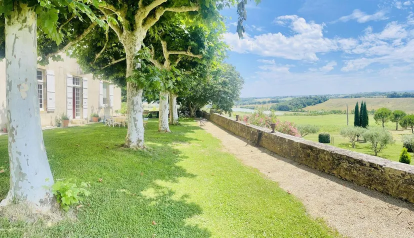 Room for 2 in a castle with private lake of 12.36 ac