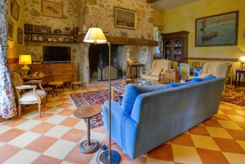 Room for 2 in a castle with private lake of 12.36 ac