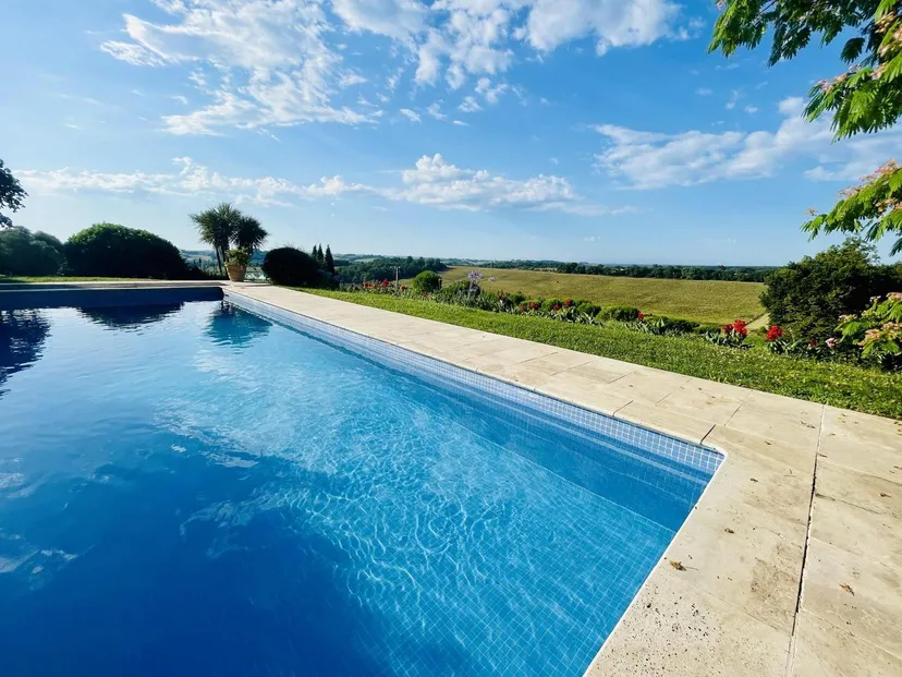 Room for 2 in a castle with private lake of 12.36 ac
