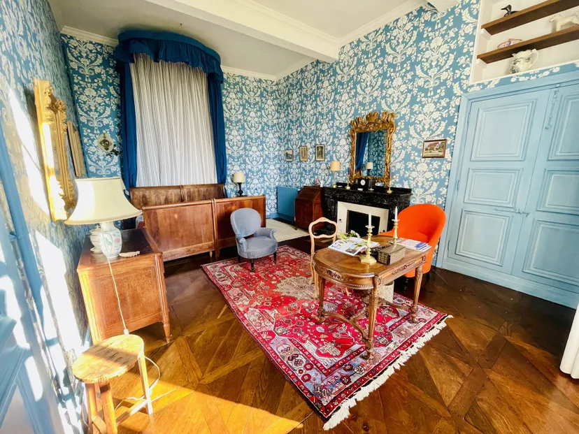 Room for 2 in a castle with private lake of 12.36 ac