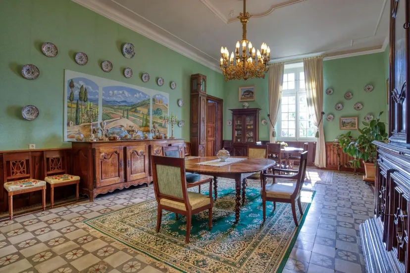 Room for 2 in a castle with private lake of 12.36 ac