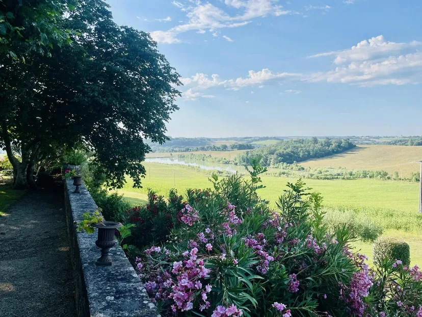 Room for 2 in a castle with private lake of 12.36 ac