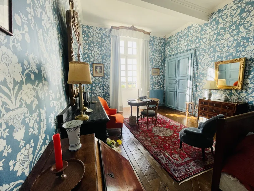 Room for 2 in a castle with private lake of 12.36 ac