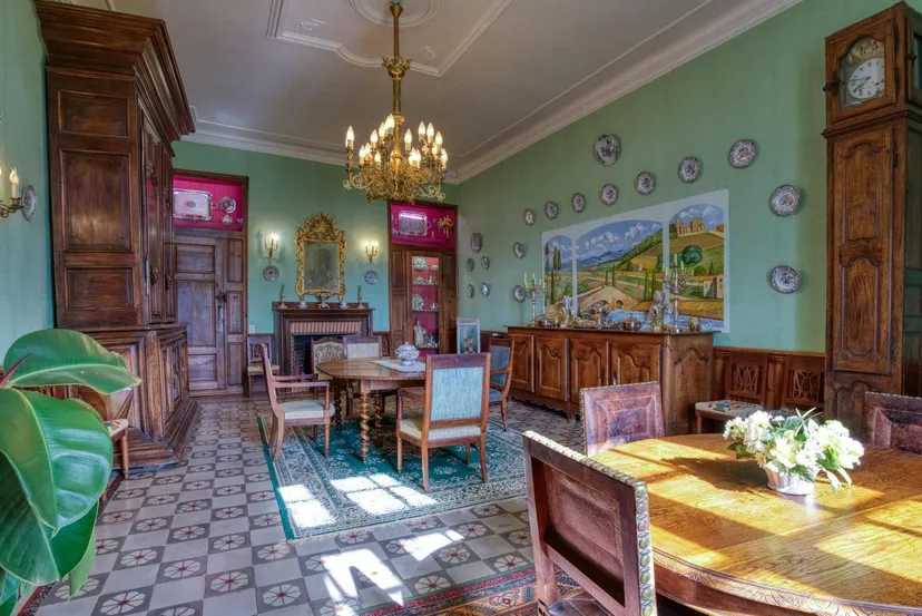 Room for 2 in a castle with private lake of 12.36 ac