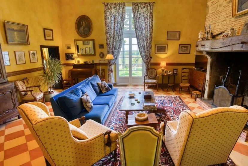Room for 2 in a castle with private lake of 12.36 ac