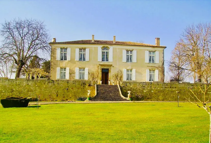 Room for 2 in a castle with private lake of 12.36 ac
